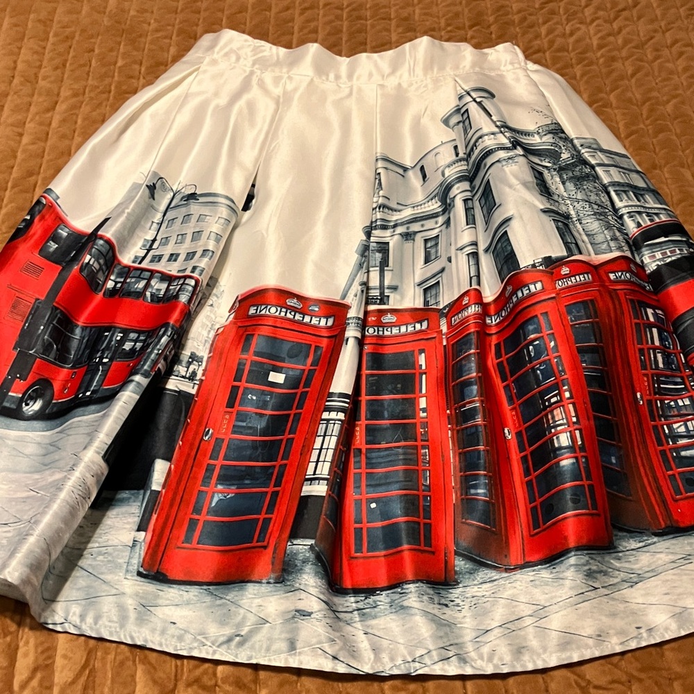 Stylish Red and White Cityscape Skirt
